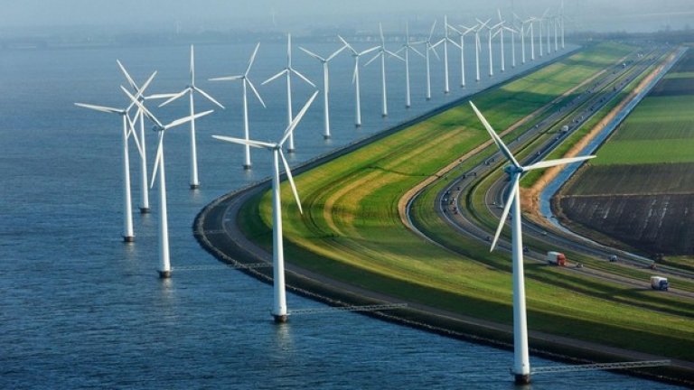 Вятърни турбини край магистрала в Холандия

Снимка: i.imgur.com
