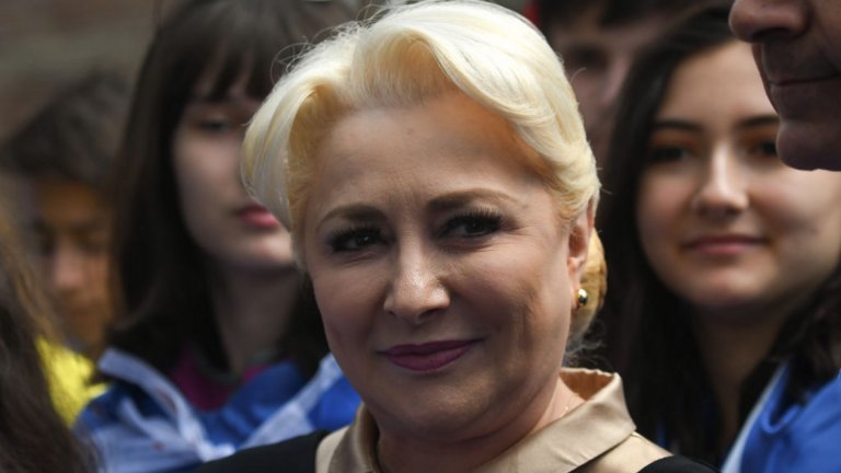 Вотът на недоверие срещу премиера Виорика Дънчила е прокаран с 238 гласа при необходими най-малко 233 гласа