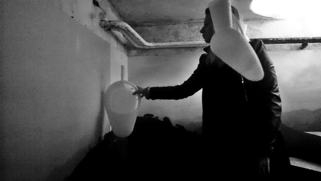 Предметите в инсталацията към радиопиесата не се използват по предназначение