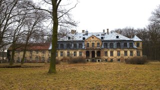 1280px-Pałac_w_Minkowskiem,_elwacja_frontowa.