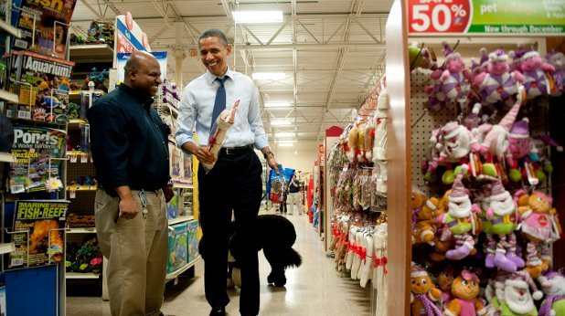 Американският президент Барак Обама по време на шопинг с кучето си Бо 