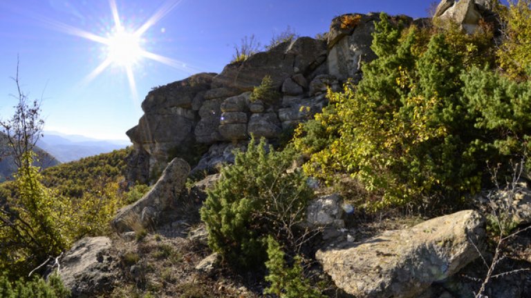 Със своите причудливи форми околните скали също представляват интерес за туристите.