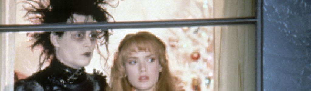 “Едуард Ножиците”
В трогателния филм на Тим Бъртън има една романтична и красива сцена, в която Едуард Ножиците (Джони Деп) се качва върху висока стълба и извайва огромна ледена скулптура. И докато го прави около къщата политат множество летящи късчета от леда. Гледката е като сбъднала се зимна приказка.
Но в следващия момент идва логичният въпрос - как Едуард е успял да пренесе гигантския леден блок и стълбата, след като няма ръце.