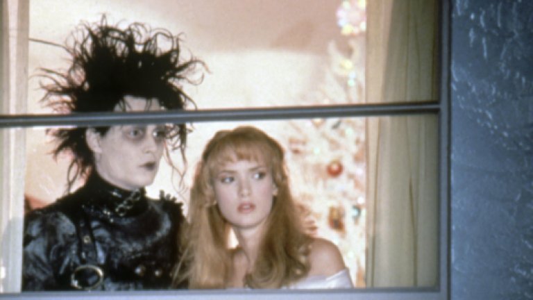 “Едуард Ножиците”
В трогателния филм на Тим Бъртън има една романтична и красива сцена, в която Едуард Ножиците (Джони Деп) се качва върху висока стълба и извайва огромна ледена скулптура. И докато го прави около къщата политат множество летящи късчета от леда. Гледката е като сбъднала се зимна приказка.
Но в следващия момент идва логичният въпрос - как Едуард е успял да пренесе гигантския леден блок и стълбата, след като няма ръце.