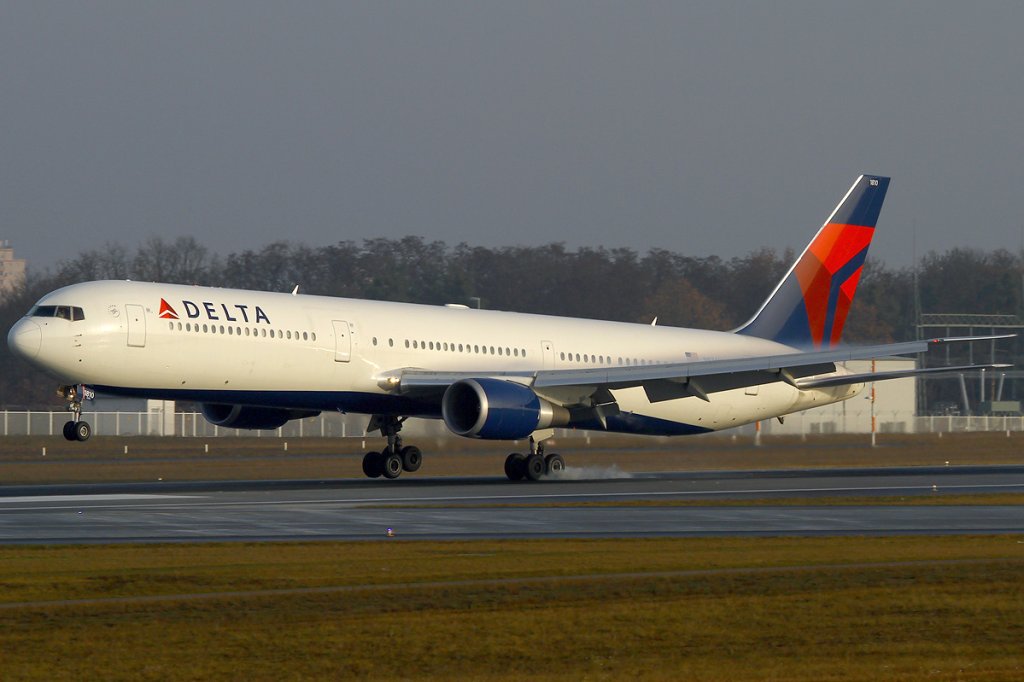 Delta_Air_Lines_Boeing_767-400ER_N834MH_FRA_2011-11-26