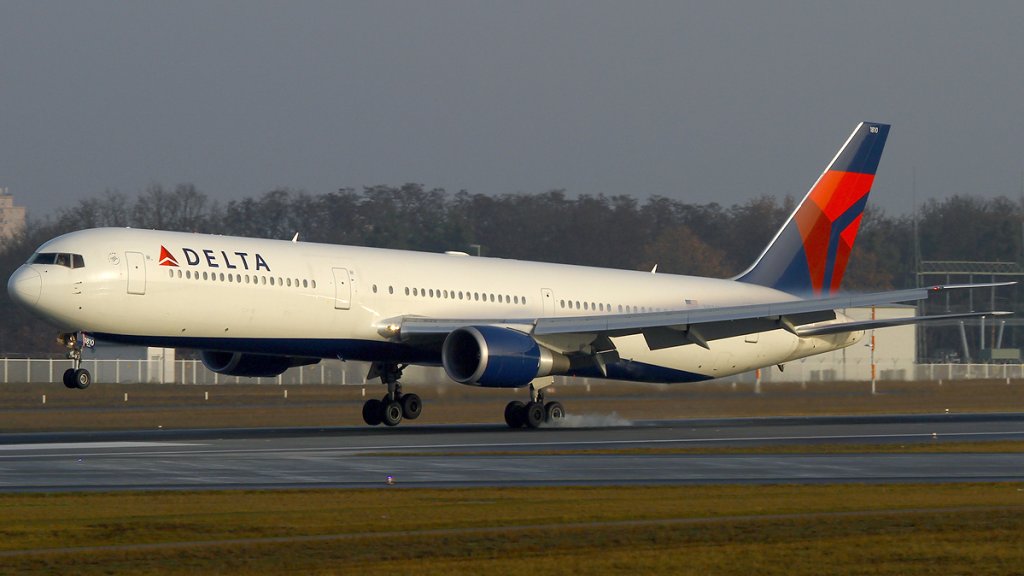 Delta_Air_Lines_Boeing_767-400ER_N834MH_FRA_2011-11-26