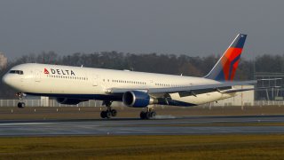 Delta_Air_Lines_Boeing_767-400ER_N834MH_FRA_2011-11-26