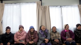 Дълголетниците в Япония са толкова много, че властите не смогват с почетните подаръци