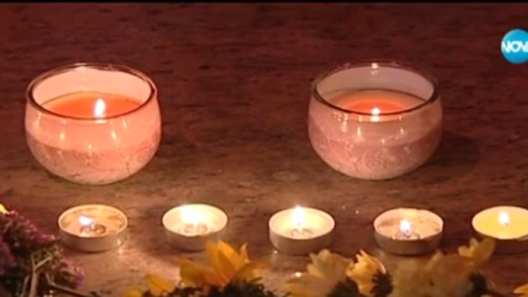 От снощи софиянци и гости на града оставят цветя, запалени свещи и плюшени играчки от двете страни на централния вход на президентството
