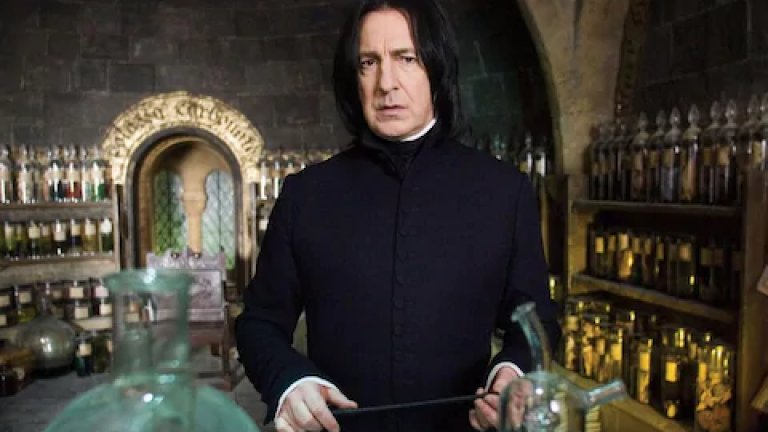 Най-известен обаче, Рикман си остава с ролята на професор Снейп във филмите за Хари Потър. Сивиръс Снейп е учител от отвари в училището за вълшебства Хогуортс. Той ненавижда Хари Потър заради приликата му с баща му, Джеймс, който е унижавал Снейп, когато двамата са били ученици. В шестия филм Снейп убива професор Албус Дъмбълдор и всички решават, че той най-после е взел страна: тази на Черния лорд. До края на историята обаче има още една книга (и два филма) и нещата може би не са такива, каквито изглеждат.