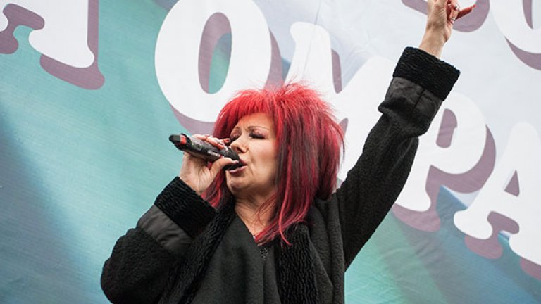 Петя Буюклиева поздрави "стохилядна" тълпа.