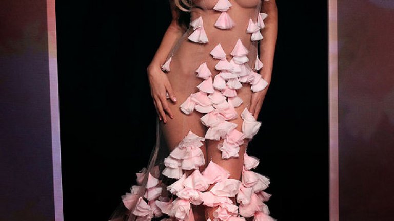 Как малката куртизанка влезе във висшата мода