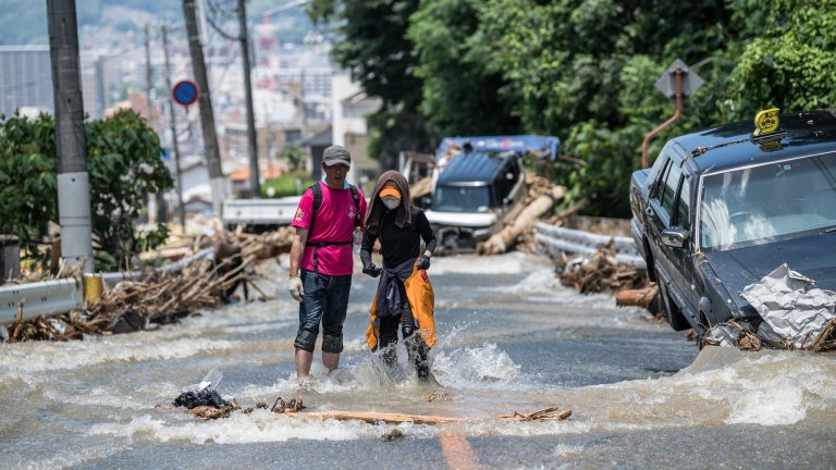 Най-малко 16 души са починали след "безпрецедентни" дъждове в Япония