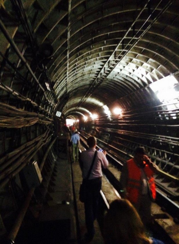 Спасителната операция в тунела продължава два часа