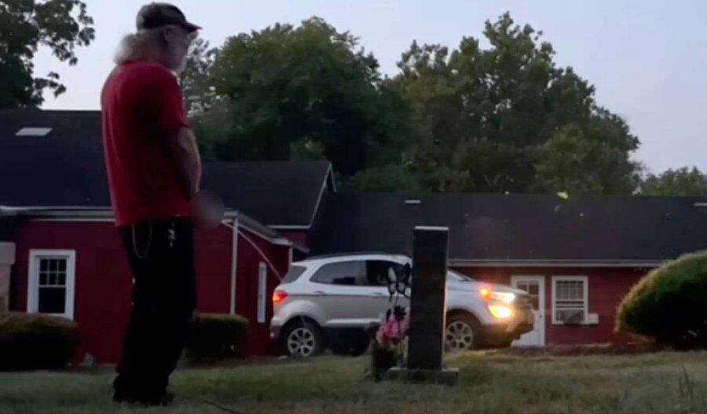eichner-allegedly-peeing-on-grave
