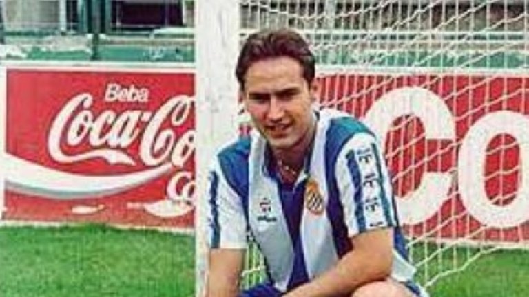 Велко Йотов и Георги Донков в Ботев (Пд)
Да откажеш на Левски, за да отидеш в Ботев? Това се случва през лятото на 1993 г., когато двамата най-талантливи играчи на сините Велко Йотов и Георги Донков хукват за Пловдив. Примамени от парите на пловдивските брокери Христо Данов и Христо Александров, двамата отиват в Ботев след чудовищен скандал. Всъщност в цялата история няма нищо нередно – просто договорите на футболистите са изтегли, а Ботев им предлага повече пари. От „Герена“ обаче надават мощен рев, обвиняват пловдивчани в какви ли не прегрешения. Още по-болезненото за сините обаче е, че Йотов е продаден веднага на испанския Еспаньол за повече от един милион долара.