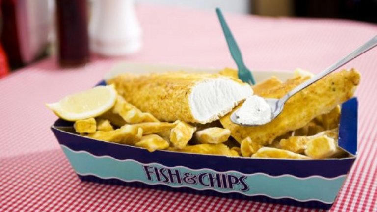 3. Сладолед с вкус на риба и пържени картофки

Британска компания се опитва  да накарат типичният „Фиш енд чипс“ да изглежда като сладолед