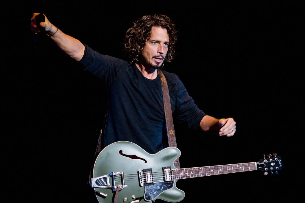 Крис Корнел
Малцина знаят, че Крис Корнел от Soundgarden и Audioslave, който е една от иконите на грънджа и алтернативната музика, всъщност е кръстен от родителите си Кристофър Джон Бойл. Далеч не толкова бунтовно звучещо, да.