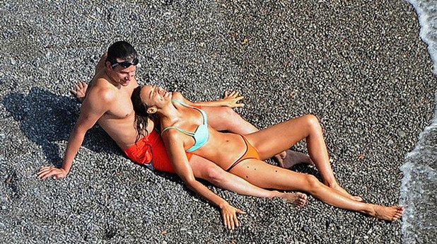 Снимки от почивката им в Италия потвърждават колко буйна е връзката им
