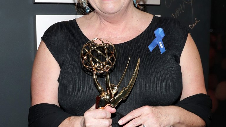 3ана Доуд спечели в категорията за най-добра поддържаща женска роля в драматичен сериал. Тя е строгата възпитателка в "The Handmaid's Tale", която обучава бъдещите прислужници и ги подготвя за новия им по-добър живот. 
Въпреки че е на сцената от 80-те години, Доуд печели първата си награда "Еми" за ролята си на леля Лидия. Строга и безкомпромисна в поредицата, Доуд прие статуетката със сълзи на очи и благодари на публиката, казвайки, че това за нея е сбъдната мечта. Тя не пропусна да благодари и на авторката на романа – Маргарет Атууд.