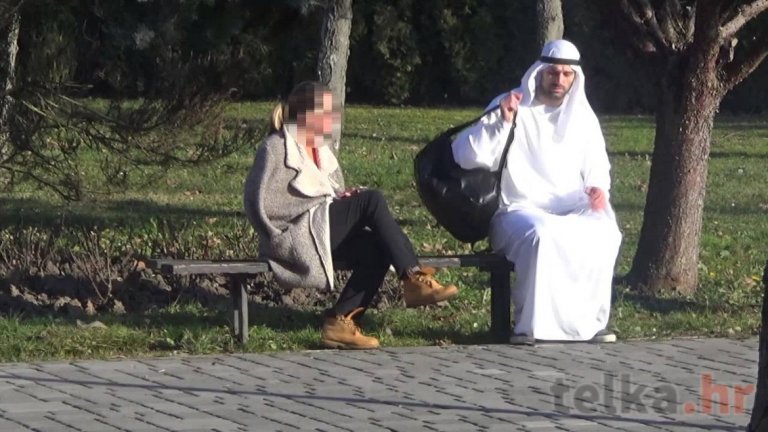 Популярна поредица шегаджийски видеа с араби, хвърлящи съмнителен багаж по обикновени хора. 