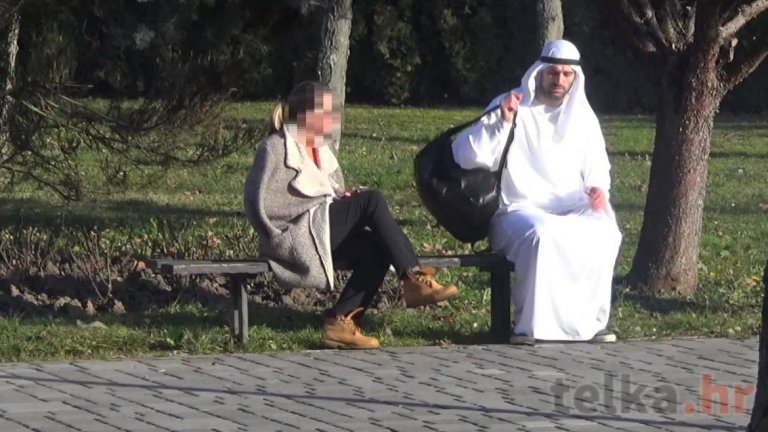 Популярна поредица шегаджийски видеа с араби, хвърлящи съмнителен багаж по обикновени хора.