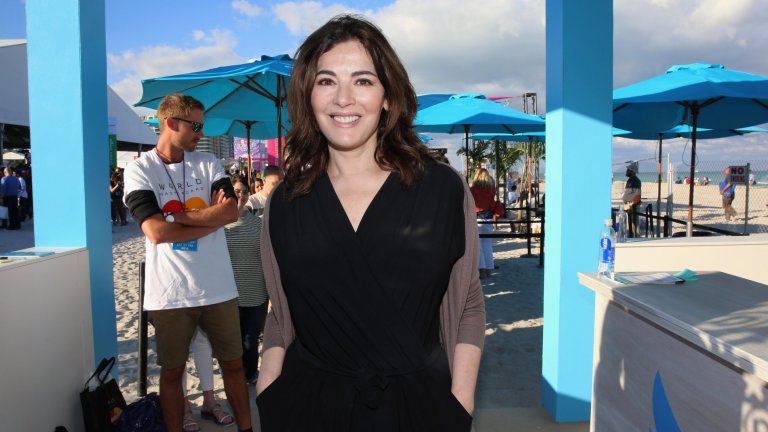 Найджела Лоусън претърпява големи загуби в живота сиНа телевизионния екран кулинарката е винаги усмихната и във ведро настроение. Заради това нейно поведение зрителите трудно биха предположили, че в личен план животът на Лоусън никак не е лек. 
Като двайсетгодишна тя губи майка си, а няколко години по-късно - сестра си и първия си съпруг. Тези емоционално разтърсващи трагедии я променят, карайки я да търси щастието в малките неща. 
По този повод самата Найджела казва: „Не искам да пропилявам живота си. Неблагодарно е да не изпитваш удоволствие и трябва да го правиш, докато можеш”. Затова усмивката трудно слиза от лицето ѝ, дори в тежки житейски ситуации.