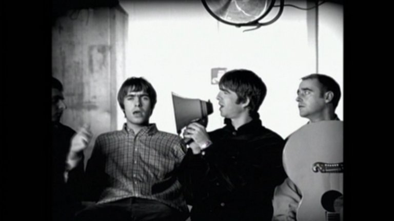 Oasis - Wonderwall
Освен жени урагани обаче, има и такива, които само с присъствие могат да те накарат да запазиш разума си (неизменно загубвайки го по тях). За такъв тип жена се пее и в Wonderwall. А песента е от този тип, чийто текст всеки знае и всеки припява. Because maybe, you're gonna be the one that saves me/ And after all, you're my wonderwall...