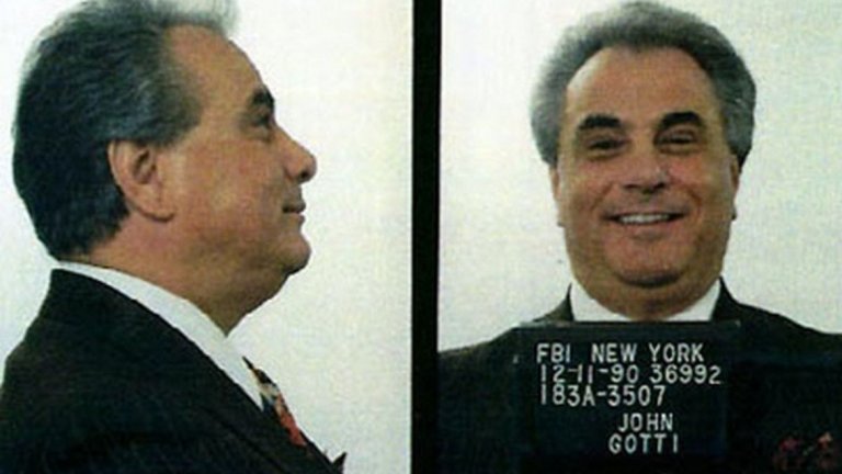 Джон "Тефлоновият дон" Готи

Популярният американски гангстер от италиански произход става глава на престъпната фамилия Гамбино в Ню Йорк след като през 1985 г. организира убийството на дотогавашния дон - Пол Кастелано. Така Готи застава начело на една от най-големите престъпни организации в света, която годишно изкарва милиони долари от рекет, кражби, лихварство, трафик на наркотици, проституция, изнудване и други престъпни занимания.

Става популярен с прозвището "Спретнатият дон" (The Dapper Don) заради скъпите дрехи, които носи, и това, че не крие лицето си от обществеността и медиите. По-късно, след като три големи съдебни процеса завършват с оправдаването му (макар и постигнато с тормоз над свидетелите и купуване на съдебни заседатели), Готи получава и друг прякор - "Тефлоновият дон". Идеята е, че винаги се изплъзва от ръцете на закона и нищо не "залепва" върху него.