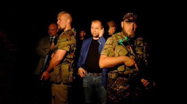 Сепаратиският лидер Александър Бородай пристига на мястото на трагедията