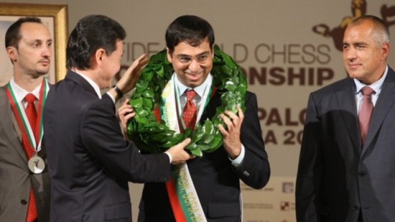 Илюмжинов награждава Вишванатан Ананд след победата му над Веселин Топалов в мача за световната титла в София. 