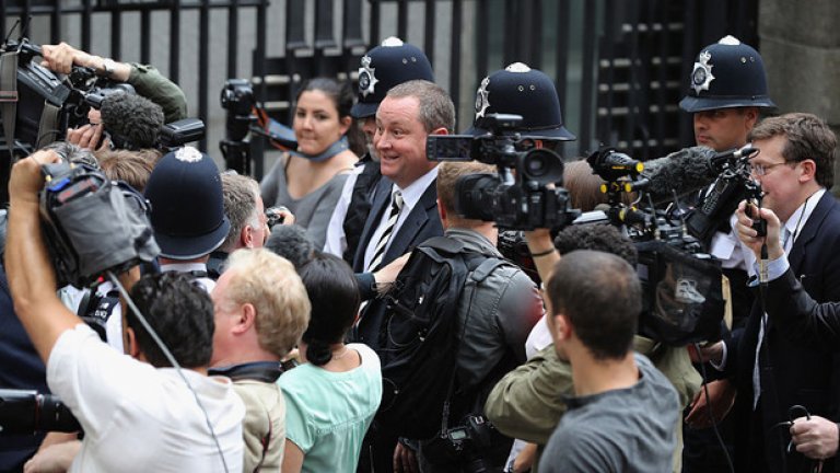 Голям скандал за трудова експоатация засегна най-големия търговец на спортни стоки във Великобритания - компанията Sports Direct, създадена от Майк Ашли. Кървав източноевропейски труд ли седи зад парите на милиардера?