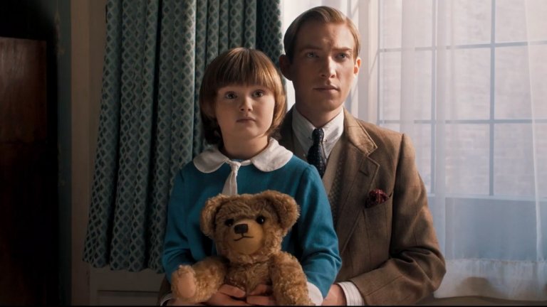 Goodbye Christopher Robin (13 октомври)

"Мечо Пух" и до днес е любима книга на милиони деца по света, създавайки във въображението им цял един чуден свят на говорещи играчки и интересни истории. Зад тази детска книжка обаче стои не по-малко интересната история на Алън Милн, завърналият се от войната известен писател и драматург, когото цяла Англия обича, и Кристофър Робин, неговият син, който в един момент се оказва смазан от вниманието на хиляди хора. Ако съдим от трейлърите досега, филмът обещава да е шедьовър. 