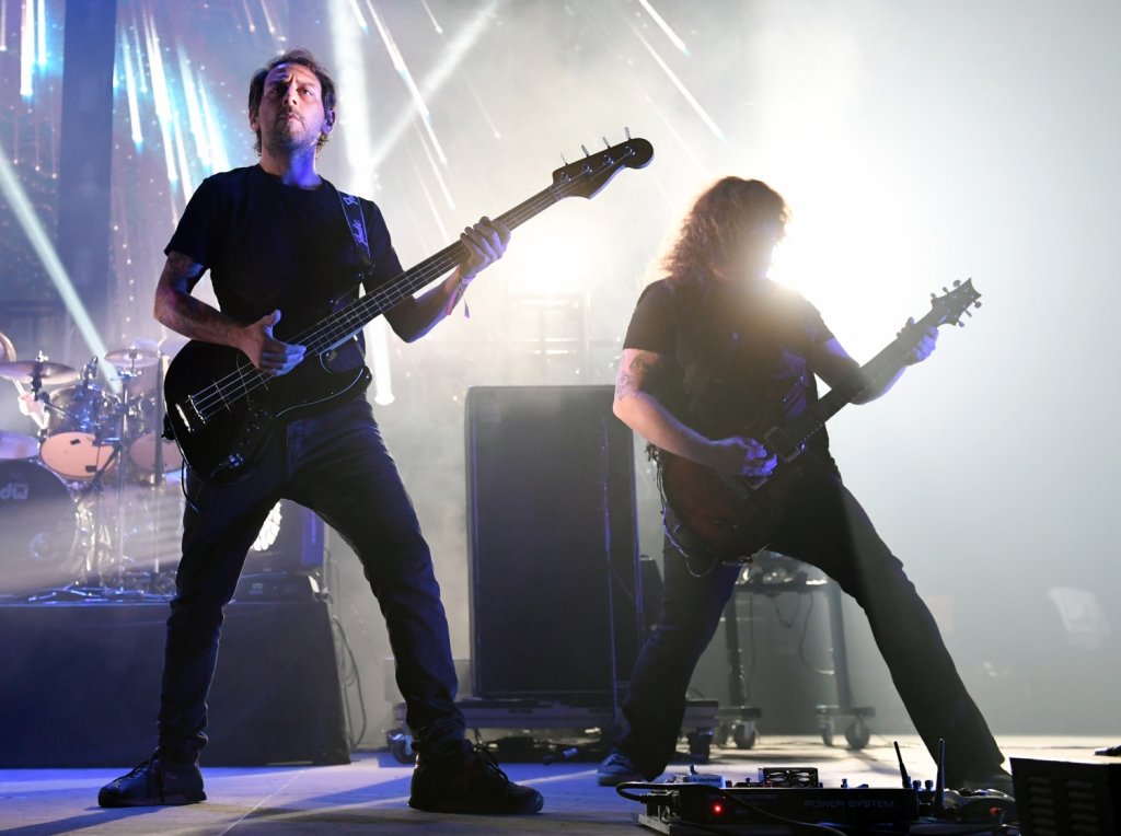 Opeth

Историята на пълната промяна в Opeth е свързана с една покана - Дейвид Исберг кани Майкъл Окерфелд да се присъдеини през 1990 г., малко след основаването на групата. Тъй като Исберг не е предупредил останалите членове, всички те групово напускат. Две години по-късно самият Исберг напуска, с което Opeth се превръща в нещо съвсем различно, но именно с новия си състав и под опеката на Окерфелд става популярна.
