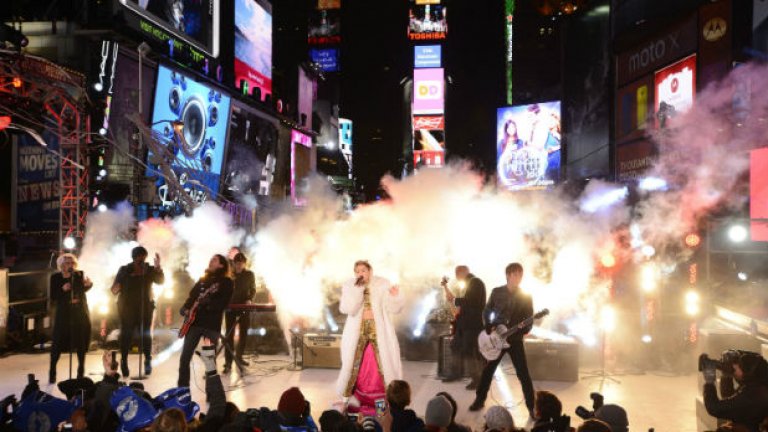 Годината започна с Макълмор и Майли Сайръс