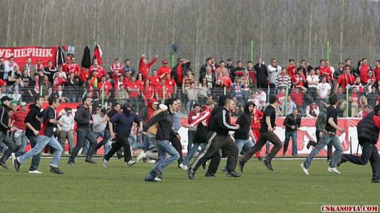 Нахлуването на "червените" в Мездра през 2010-а, пак в мач без полиция на стадиона.