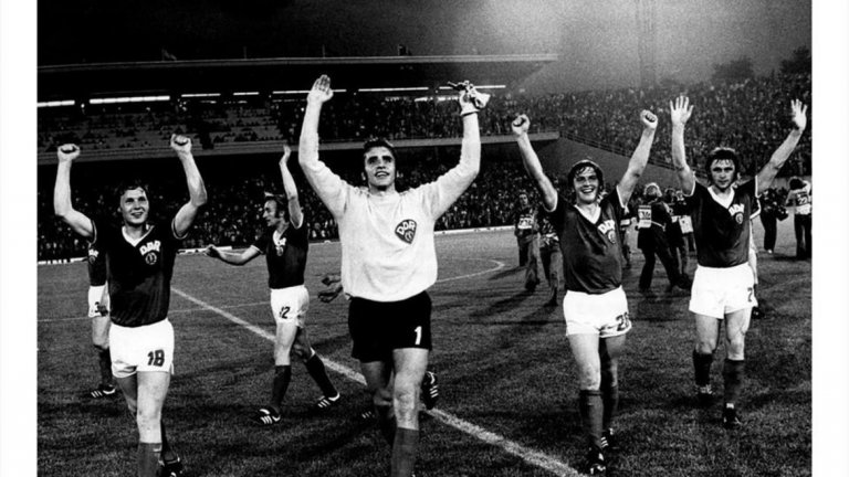 Великият гол на Юрген Шпарвасер

Националните отбори на двете страни играят в квалификациите за олимпиадата през 1964 г. в Токио, където ГДР печели мястото (3:0, 1:2) срещу западняците. На игрите в Мюнхен-72 отново победата е за Изтока с 3:2, но и в двата случая ФРГ се представя от аматьори, докато комунистическата Германия ползва най-елитните си футболисти, които по документи също са с аматьорски статут и уж работят нещо друго. 
Времето за разчистване на сметки обаче настъпва на световното през 1974 г. във ФРГ, когато двете Германии се падат в една и съща група. Пред 62 000 зрители на „Фолкспаркщадион“ в Хамбург братоубийствената футболна битка завършва с победа за ГДР с 1:0. Тимът от източната част изнася геройски мач, а решаващият удар е нанесен от халфа на Магдебург Юрген Шпарвасер, който вкарва гол четвърт час преди края. Въпреки загубата западняците стигат до финала, където бият Холандия с 2:1 и печелят титлата. А героят за ГДР от този мач Шпарвасер по-късно избягва на Запад, като използва пътуване за турне с ветерани.