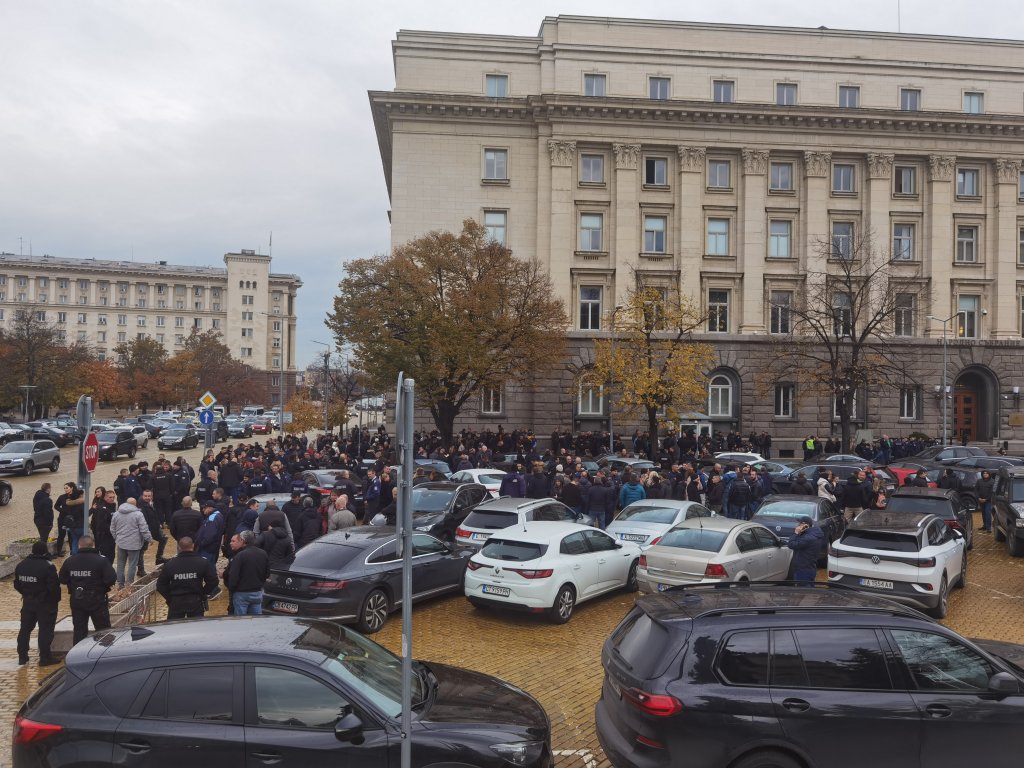 Полицаи излязоха на протест в защита на Калин Стоянов и битите си колеги