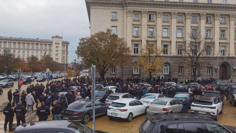 Полицаи излязоха на протест в защита на Калин Стоянов и битите си колеги