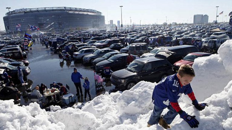 Разбира се, децата не се оплакват. Щом има сняг, за тях веселбата вече е започнала. Запалянковците на Ню Йорд Джайънтс (на снимката) и Ню Джърси Джетс обаче ще гледат шоуто на техния стадион по телевизията, след като тимовете, които играят на "Метлайф", дори не стигнаха плейофите.