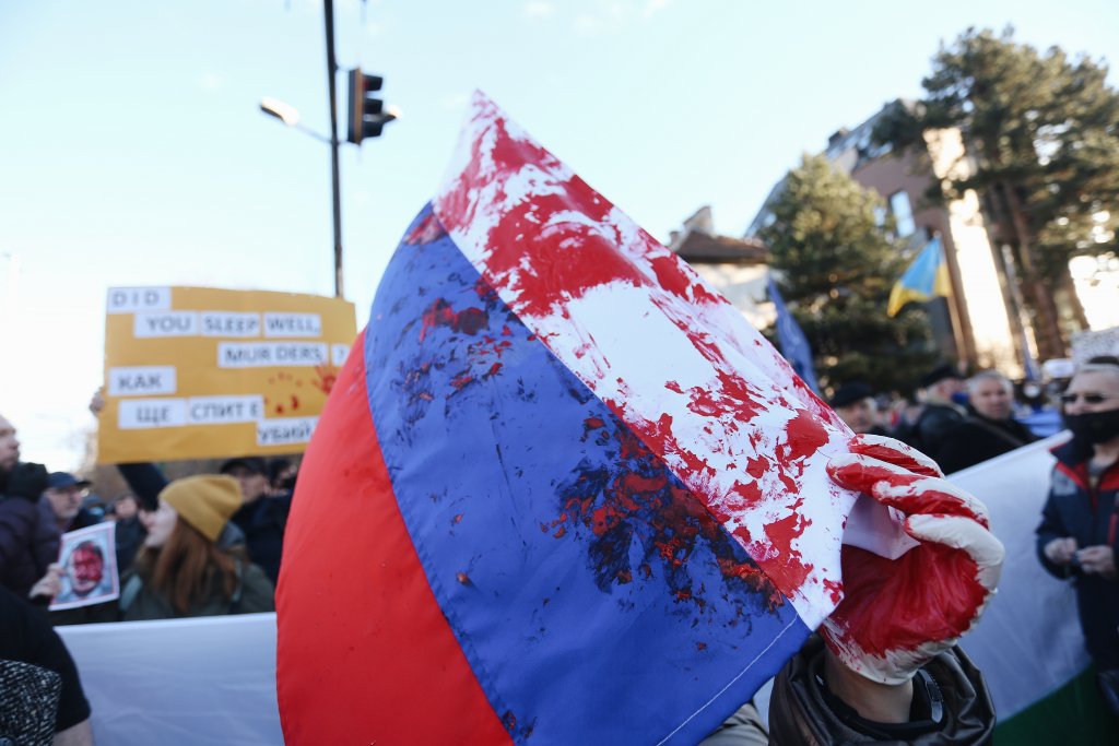 Гражданите скандират "Убийци!" и "Окупатори!"