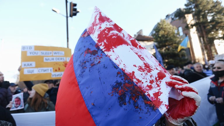 Гражданите скандират "Убийци!" и "Окупатори!"