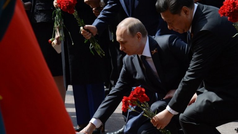 Владимир Путин и президентът на Китай Си Цзинпи поднасят цветя пред Паметника на Незнайния  Двамата президенти подписаха серия търговски договори, включително $25 млрд. китайско кредитиране на руски компании
