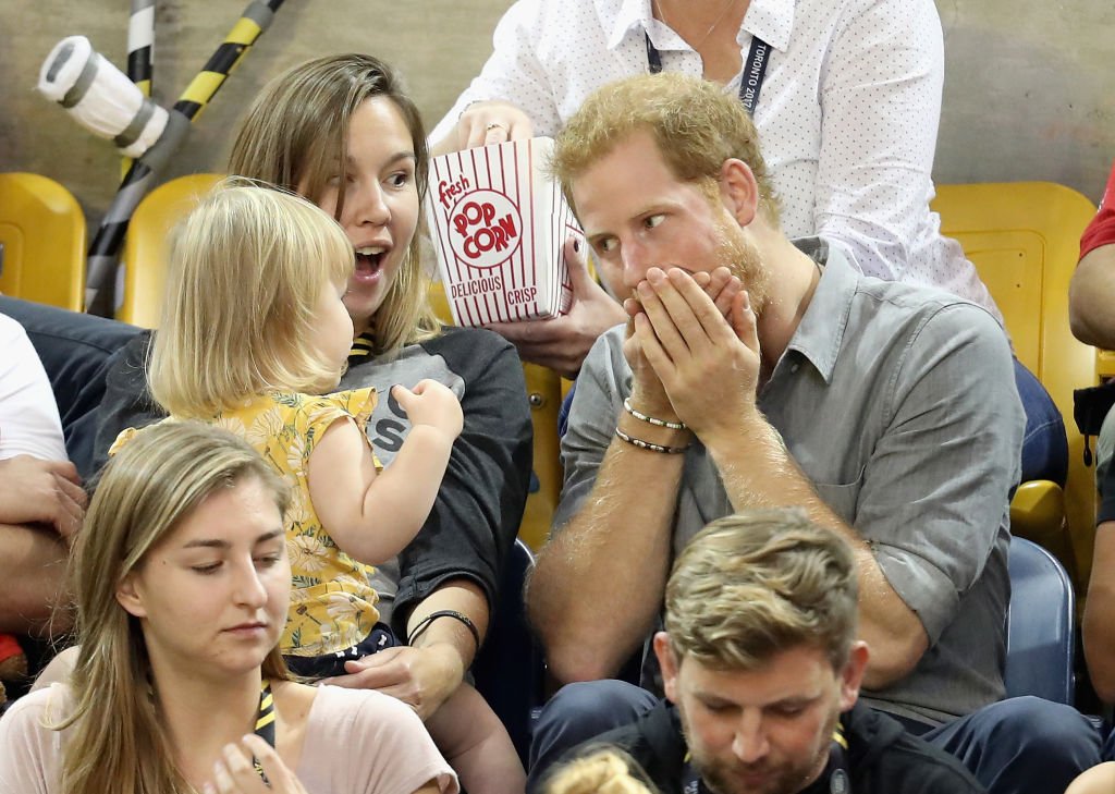 Една малка сладурана е решила, че пуканките на приц Хари са особено вкусни