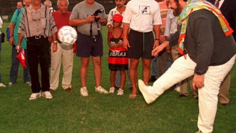 Лучано Павароти
Великият тенор е спортна натура в младите си години. Единствено момче от осем деца в семейството на хлебаря Фернандо и тютюноработничката Адела мечтае да стане футболист. Записва доста мачове за младежкия тим на Модена като вратар и минава проби в мъжкия отбор, но за радост на музикалния свят не е одобрен. Когато почина през 2007-а година, на погребението присъстваха редица представители на Ювентус - голямата футболна любов на Лучано.