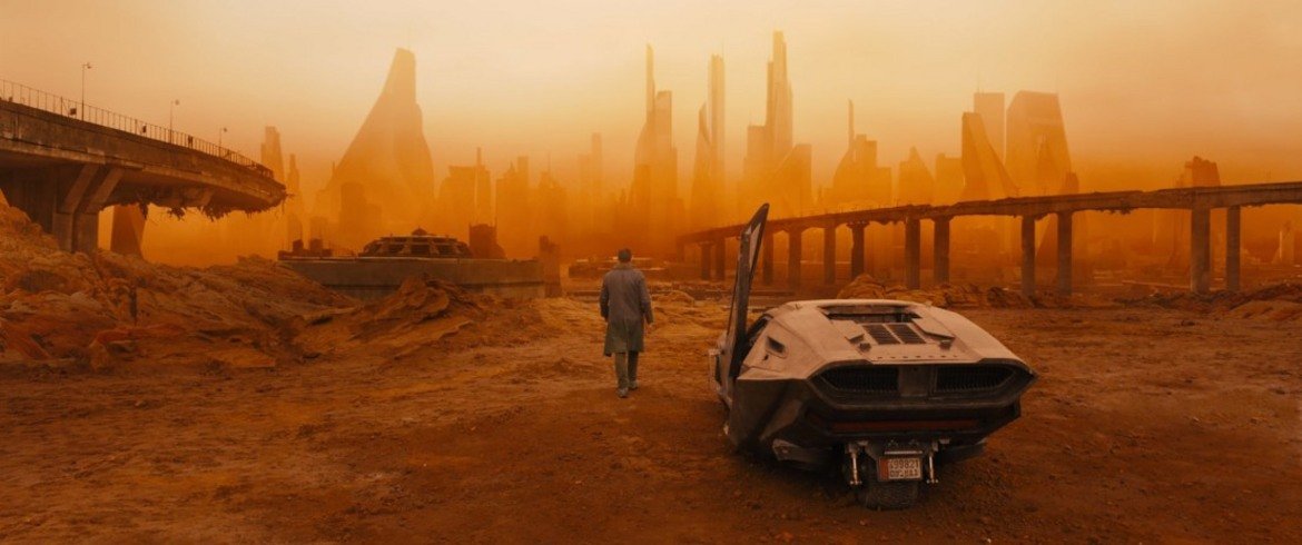 "Блейд Рънър 2049" (Blade Runner 2049)

Дийкинс през последните години създава някои от най-добрите си творби. Колаборацията му с режисьора Дени Вилньов за трети път доведе до най-безупречната им съвместна творба. Стабилното, бавно темпо на Вилньов позволява изображенията на Дийкинс наистина да се отпечатат в съзнанията на зрителя, а операторът се възползва напълно от впечатляващите научнофантастични декори, като ги осветява по изненадващи, хипнотизиращи начини. И наистина, начинът, по който Дийкинс използва светлината в "Блейд Рънър 2049", e невероятен, и отново е изцяло в услуга на изтормозения вътрешен свят на основните персонажи. Той прегръща идеята, че околната среда във филма е жертва на климатичните промени, като използва определени елементи, за да създаде зашеметяващи пейзажи, които да обграждат героите.