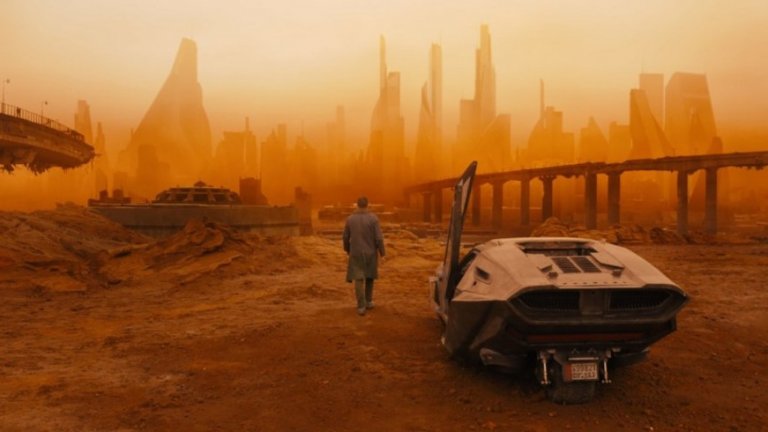 "Блейд Рънър 2049" (Blade Runner 2049)
Дийкинс през последните години създава някои от най-добрите си творби. Колаборацията му с режисьора Дени Вилньов за трети път доведе до най-безупречната им съвместна творба. Стабилното, бавно темпо на Вилньов позволява изображенията на Дийкинс наистина да се отпечатат в съзнанията на зрителя, а операторът се възползва напълно от впечатляващите научнофантастични декори, като ги осветява по изненадващи, хипнотизиращи начини. И наистина, начинът, по който Дийкинс използва светлината в "Блейд Рънър 2049", e невероятен, и отново е изцяло в услуга на изтормозения вътрешен свят на основните персонажи. Той прегръща идеята, че околната среда във филма е жертва на климатичните промени, като използва определени елементи, за да създаде зашеметяващи пейзажи, които да обграждат героите.