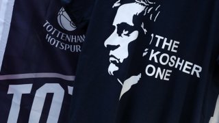 Кашер е еврейска дума, която се използва за "подходящ", "правилен", "точен"... Посланието е ясно - запалянковците на "шпорите" се надяват, че през следващите месеци Моуриньо ще е Правилния/Точния за отбора им.