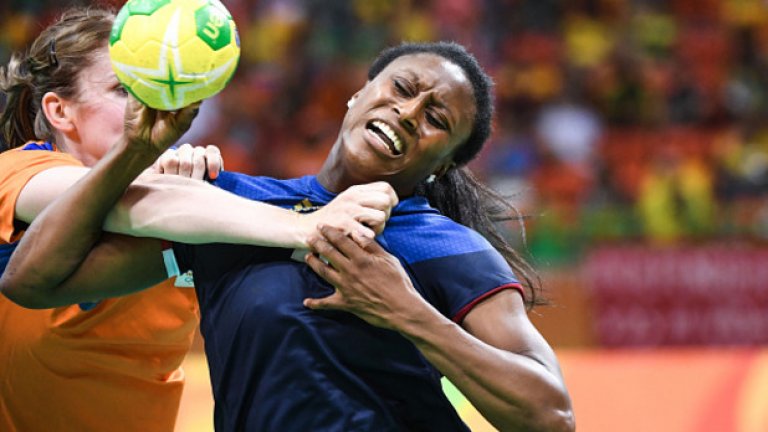 Още един момент от първия ден в женския хандбал на Рио 2016, когато Холандия и Франция се сблъскаха здраво