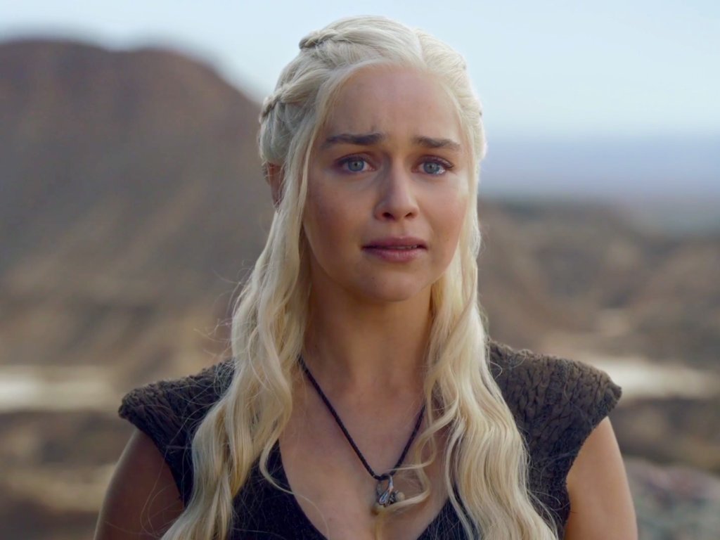 Денерис Таргериен е един от малкото по-скоро позитивни герои в сериала. Майката на дракони минава през доста неща: продадена е като робиня, насилена, предадена, опитват се да я убият неизброим брой пъти, познава смъртта и мъката. И въпреки това, тя не губ